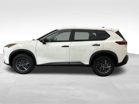 Used 2023 Nissan Rogue S image 2