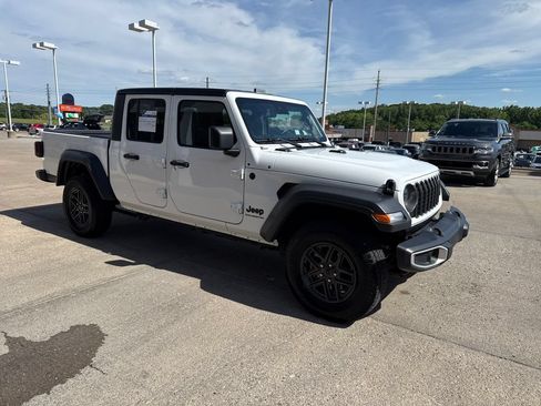 Used 2025 Jeep Gladiator Sport AWD/4WD image 7