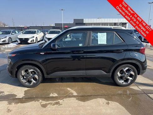 Used 2025 Hyundai Venue SEL image 2