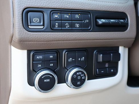 Used 2022 GMC Yukon Denali w/ Advanced Technology Package image 18