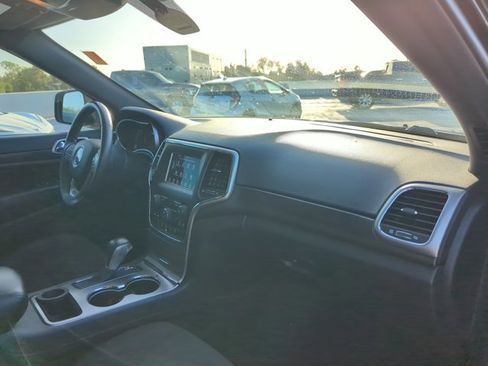 Used 2018 Jeep Grand Cherokee Laredo image 24