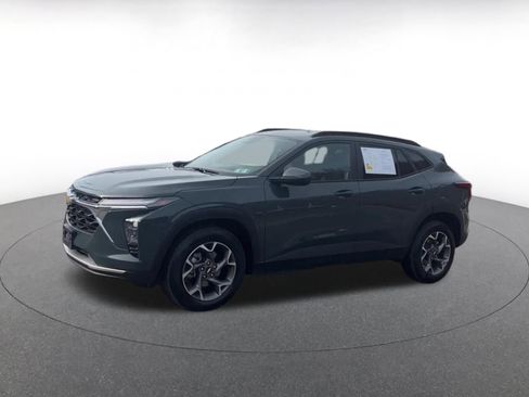 Used 2025 Chevrolet Trax LT image 8