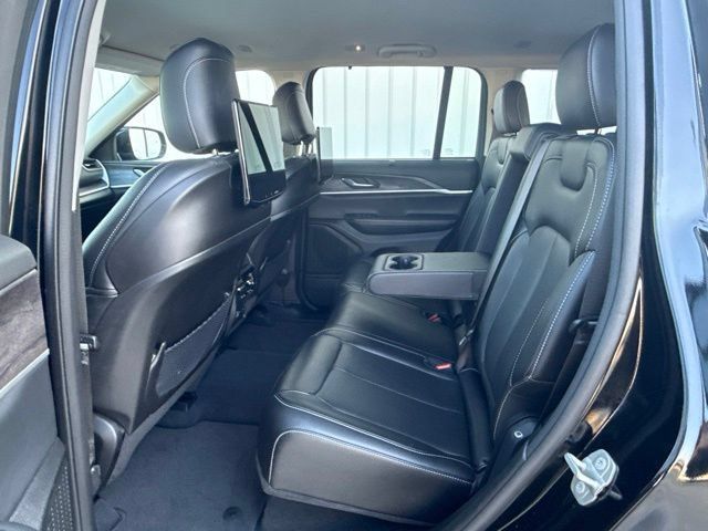Used 2023 Jeep Grand Cherokee Limited w/ Luxury Tech Group II AWD/4WD image 18