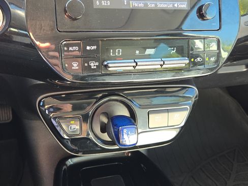 Used 2019 Toyota Prius L Eco image 23