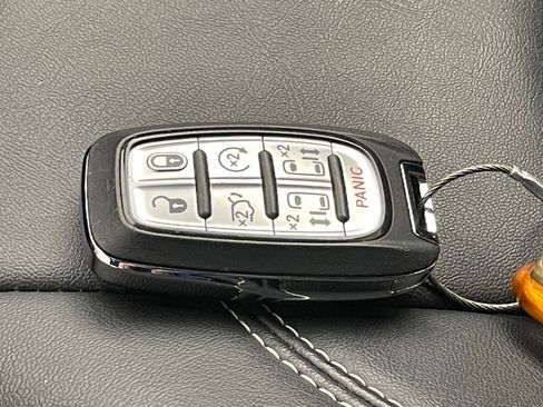 Used 2025 Chrysler Pacifica Select image 23