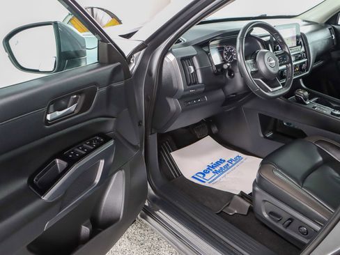 Used 2022 Nissan Pathfinder SL image 3