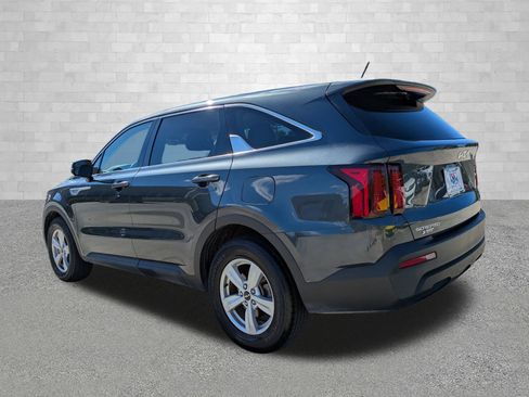 Used 2023 Kia Sorento LX image 4