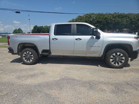 Used 2022 Chevrolet Silverado 2500 Custom w/ Custom Value Package AWD/4WD image 11