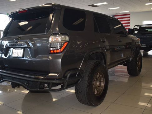 Used 2017 Toyota 4Runner SR5 AWD/4WD image 8