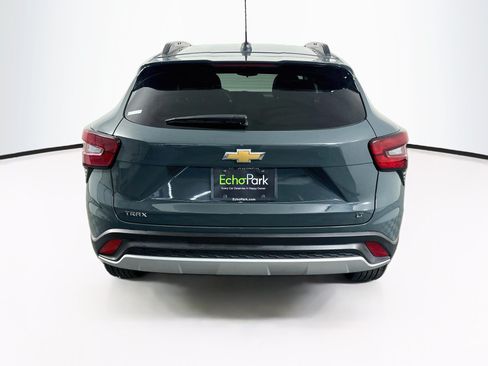 Used 2025 Chevrolet Trax LT FWD image 7