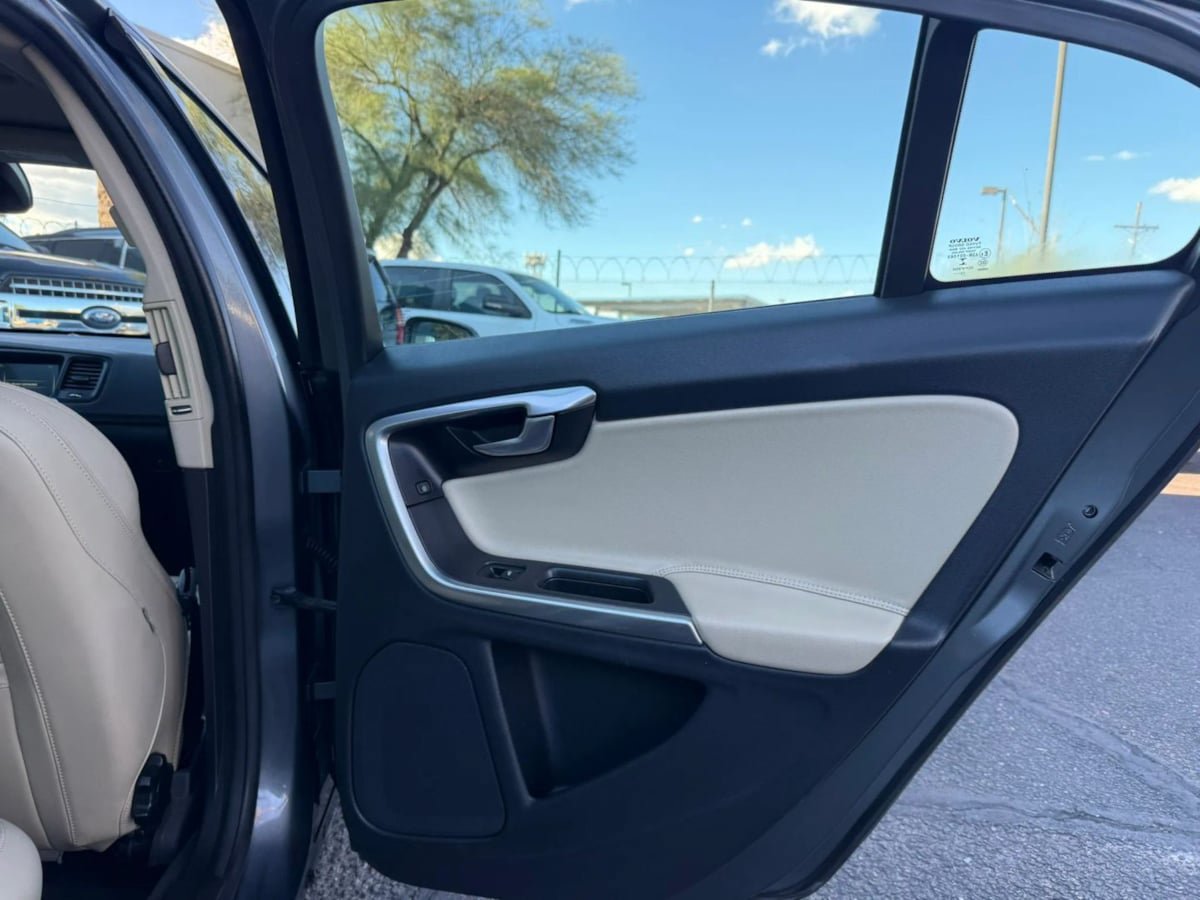 Used 2017 Volvo S60 T5 Dynamic FWD image 32