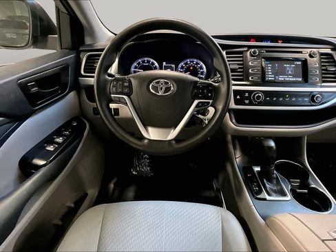 Used 2019 Toyota Highlander LE AWD/4WD image 6