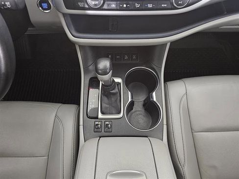 Used 2019 Toyota Highlander XLE image 41