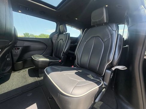 Used 2025 Chrysler Pacifica Limited FWD image 25