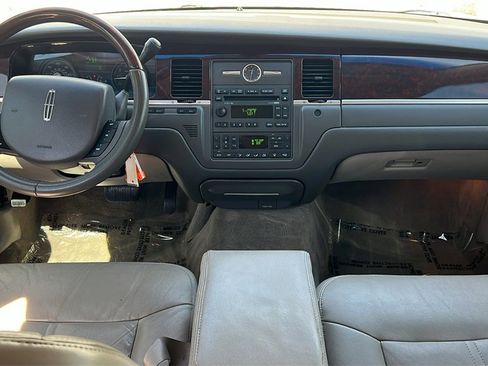 Used 2009 Lincoln Town Car Signature Limited image 9
