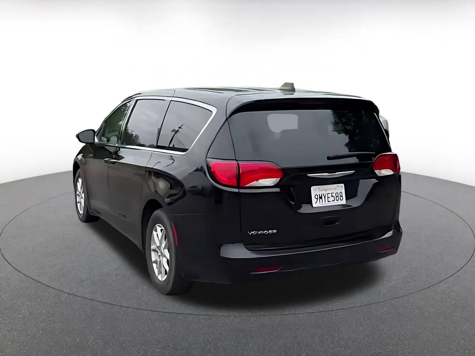 Used 2024 Chrysler Voyager LX FWD image 10