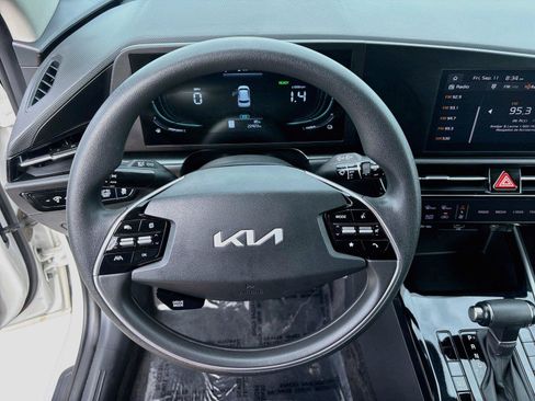 Used 2025 Kia Niro LX FWD image 11