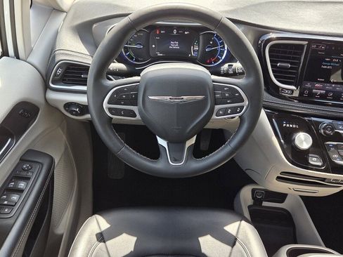 Certified 2024 Chrysler Pacifica Limited FWD image 11