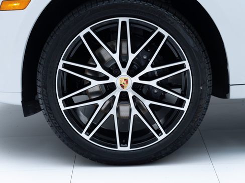 Certified 2025 Porsche Macan image 12