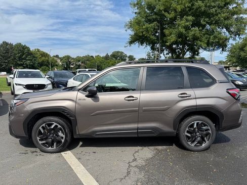 Used 2025 Subaru Forester Premium AWD/4WD image 9