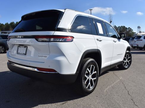 Used 2025 Jeep Grand Cherokee Limited w/ Luxury Tech Group II image 9