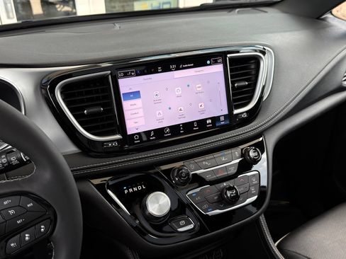 Used 2025 Chrysler Pacifica Limited FWD image 47