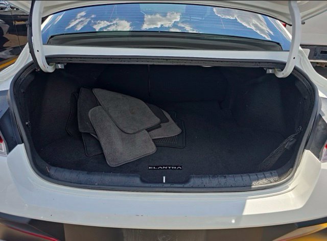 Used 2025 Hyundai Elantra Limited FWD image 15