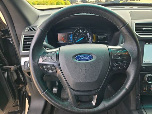Used 2017 Ford Explorer XLT w/ Equipment Group 202A FWD image 10
