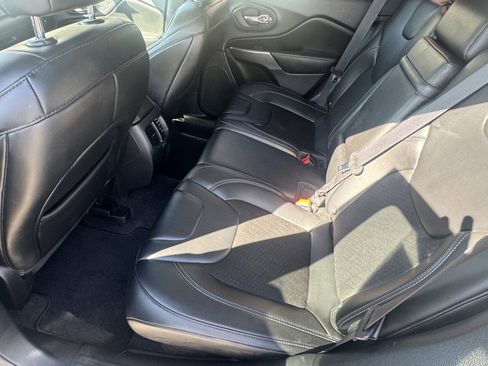 Used 2019 Jeep Cherokee Latitude Plus image 12