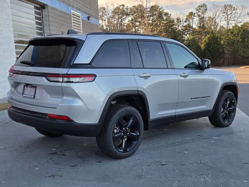 New 2025 Jeep Grand Cherokee Altitude image 7