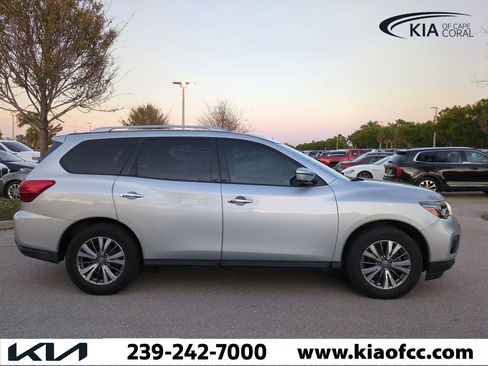 Used 2020 Nissan Pathfinder SL image 4