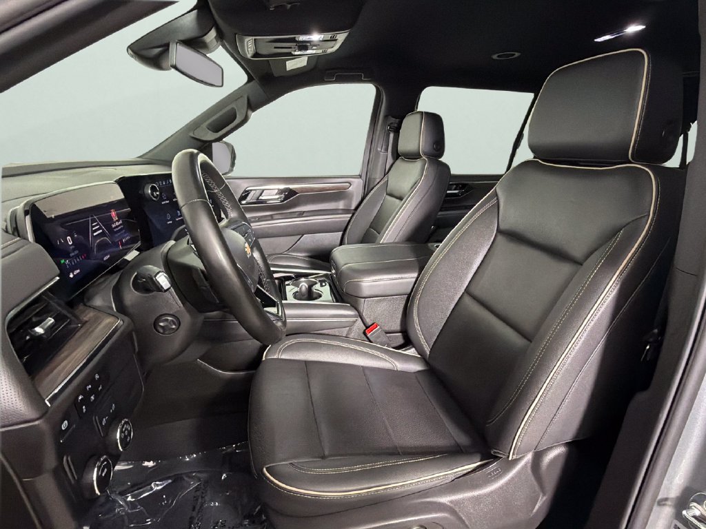 Used 2025 Chevrolet Suburban Premier RWD image 17