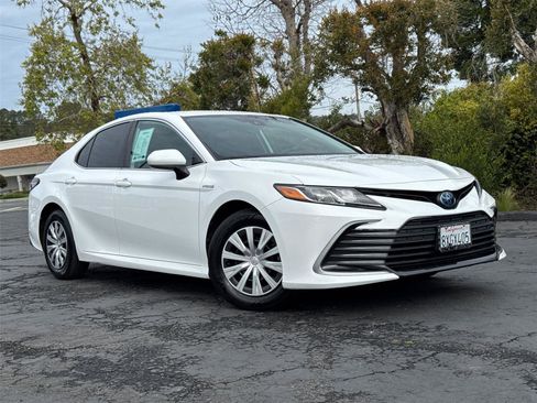 Used 2021 Toyota Camry LE image 2