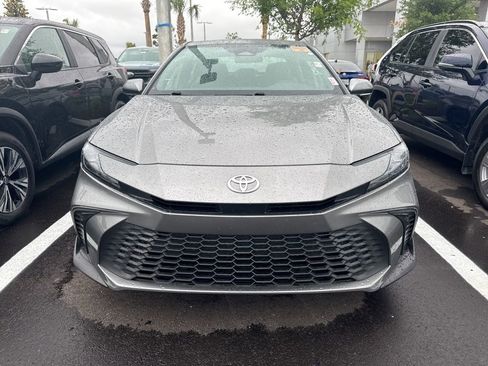 Used 2025 Toyota Camry SE image 2