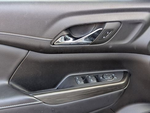 Used 2023 GMC Acadia SLT image 12