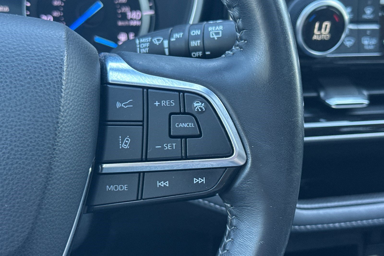 Used 2020 Toyota Highlander XLE AWD/4WD image 31