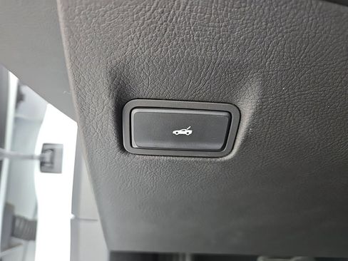 Used 2019 Chevrolet Corvette Stingray Coupe w/ Carbon Flash Badge Package image 42