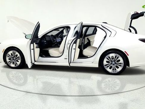 Used 2023 BMW i7 xDrive60 AWD/4WD image 15