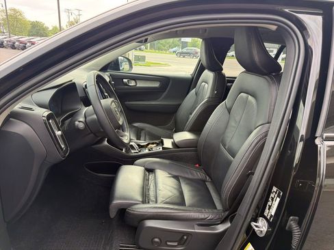 Used 2023 Volvo XC40 B5 Plus w/ Driver Assist Package AWD/4WD image 6