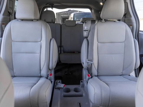 Used 2018 Toyota Sienna XLE image 33