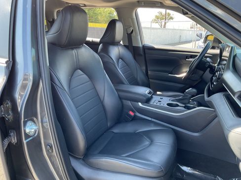 Used 2024 Toyota Highlander XLE FWD image 21