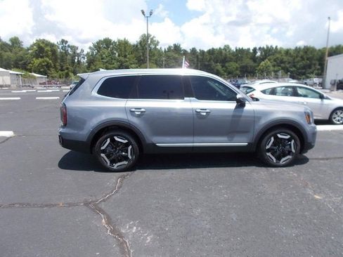 Used 2023 Kia Telluride EX w/ EX Captain's Chair Package image 2