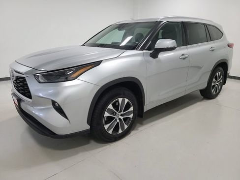 Used 2022 Toyota Highlander XLE AWD/4WD image 3