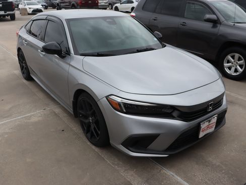 Used 2022 Honda Civic Sport image 2