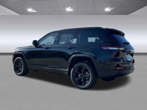 New 2025 Jeep Grand Cherokee Altitude image 5