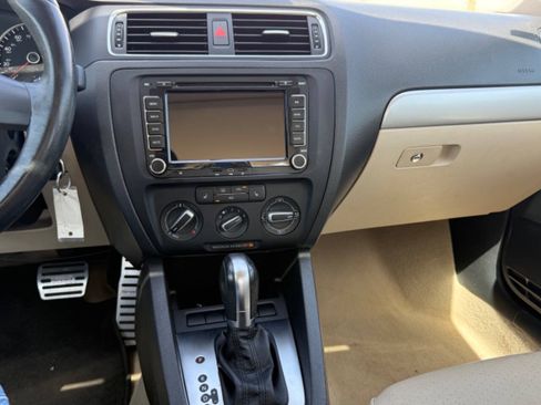 Used 2013 Volkswagen Jetta SE FWD image 36