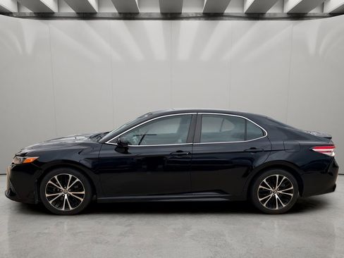 Used 2020 Toyota Camry SE FWD image 2