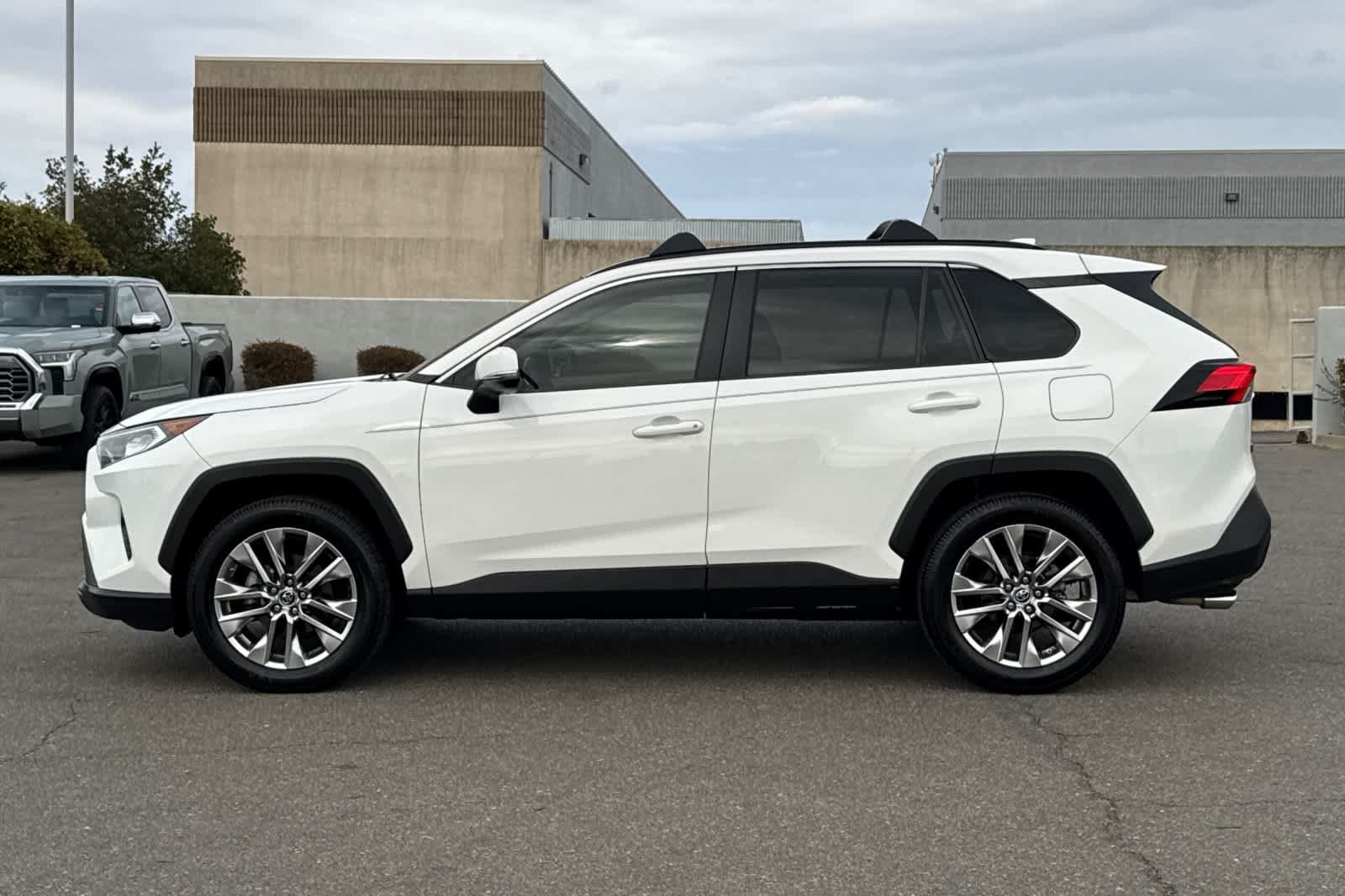 Used 2019 Toyota RAV4 XLE Premium FWD image 9