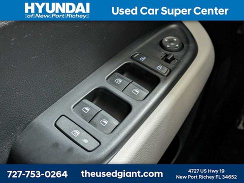 Certified 2025 Hyundai Venue SEL FWD image 25