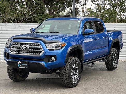 Used 2017 Toyota Tacoma TRD Off-Road w/ Premium & Technology Package AWD/4WD image 6